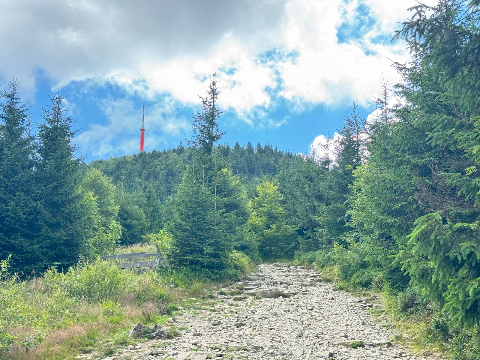 Vysílací věž se objevuje